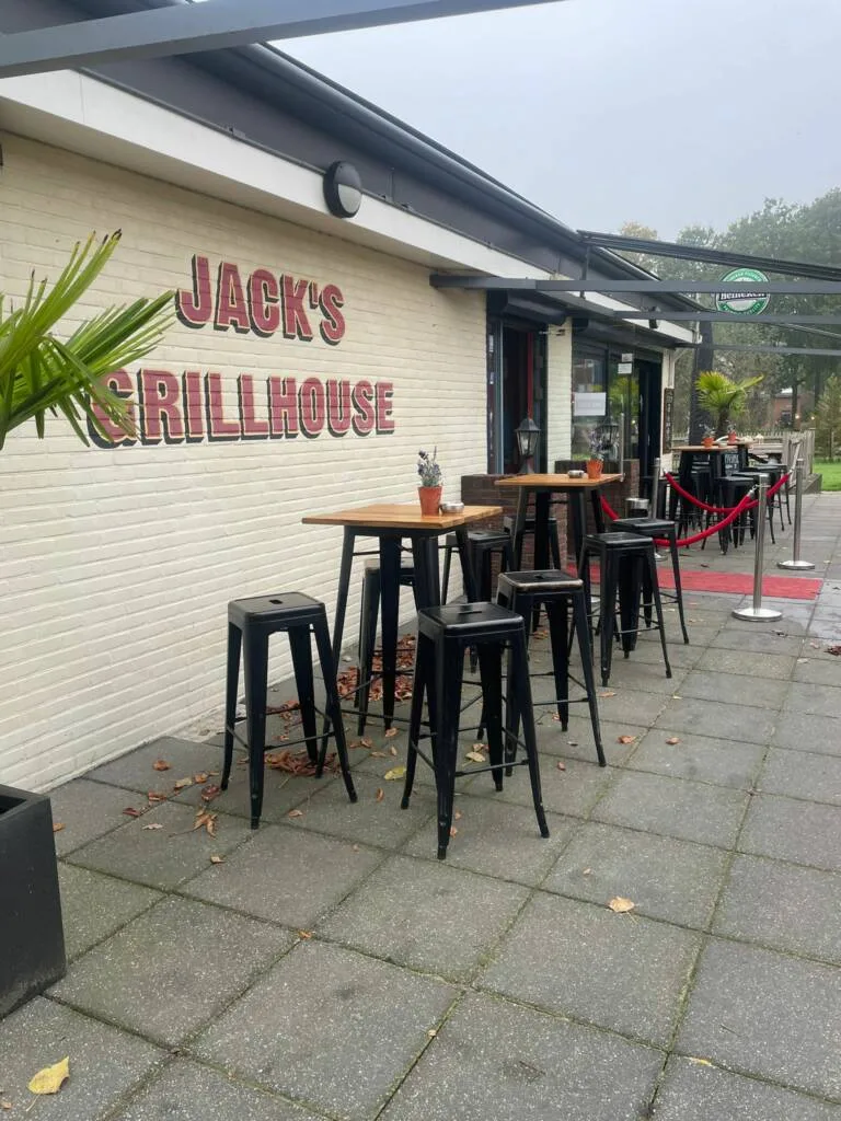 De gevel van Jack's Grillhouse met terras