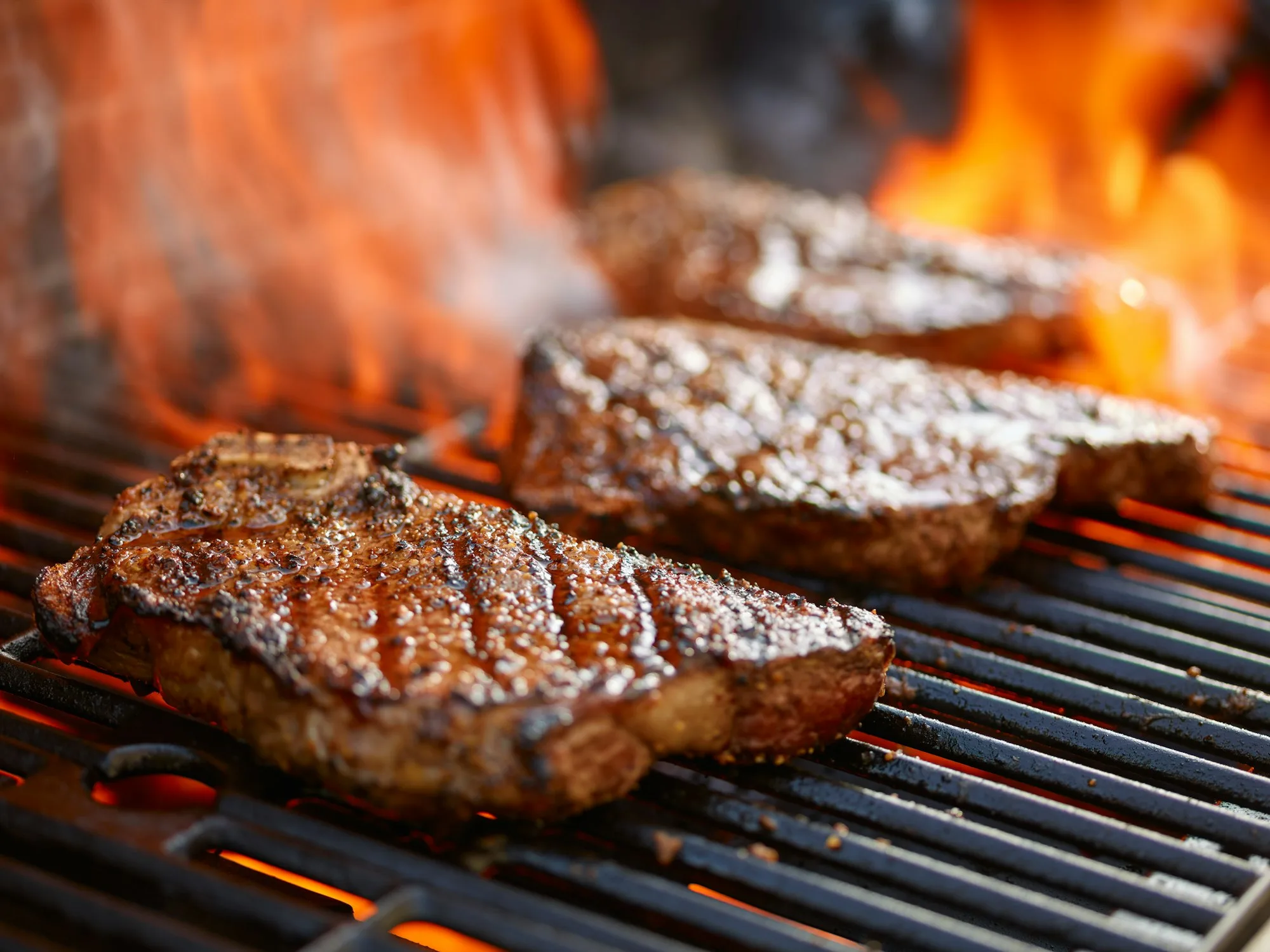 Vlees op de vlammende grill