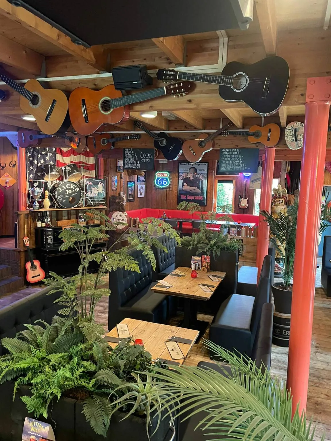 Het sfeervolle interieur van Jack's Grillhouse met gitaren aan het plafond